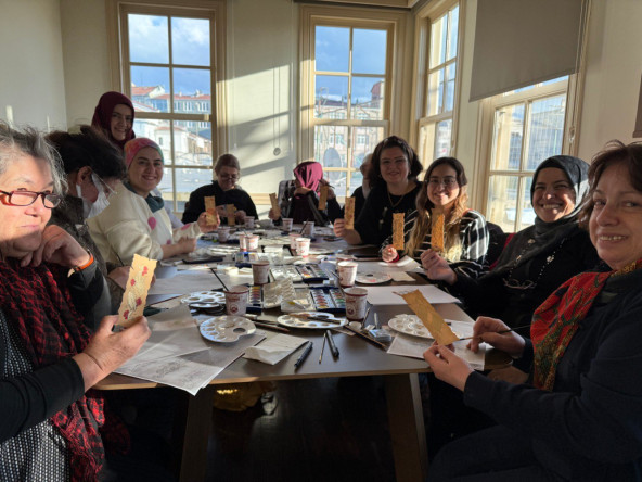 Miras Fatih'ten Bâlâ Külliyesi Muvakkithânesi'nde Tezhip Sanatıyla Saz Yolundan Ayraç Tasarımı