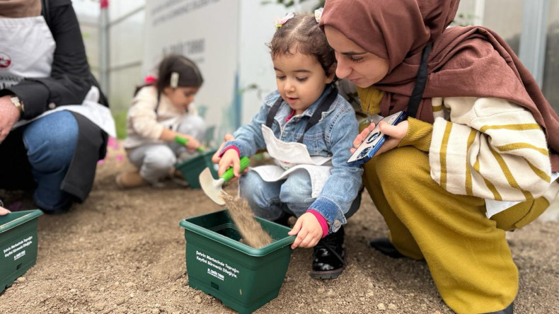Yedikule Bahçe'de Minik Çiftçilerimiz İlk Tohumlarını Toprakla Buluşturuyor