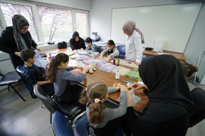 KARINCA El Emeği Eğitim Birimi'nden Anneler ve Çocuklarımıza Özel Bir Buluşma: Yavuz Selim'de “Oyuncak Bebeğime Kıyafet Dikiyorum” Etkinliği