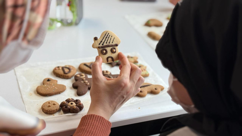 Maskeli Kahramanlarımız ve Anneleriyle KARINCA El Emeği Eğitim Birimi'nden Silivrikapı'da Kurabiye Buluşması