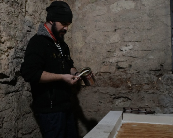 Sanatçımız Hakan İsmail Şiriner'in “Kül” Enstalasyonu: 3. Yeditepe Bienali Hazırlıkları Nuruosmaniye Camii Mahzeni'nde Devam Ediyor