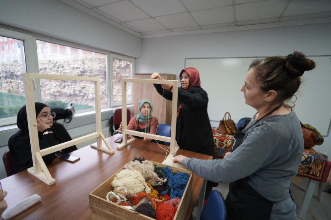 KARINCA El Emeği Eğitim Birimi ile Geleneksel Dokuma Sanatı: Kilimden Halıya Yolculuk Yavuz Selim'de Hayat Buluyor