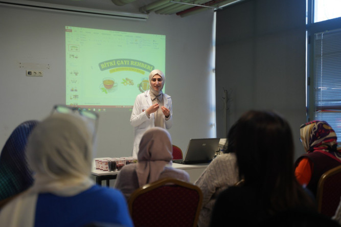 FitFatih'in Fındıkzade Yaşam Merkezi Çok Amaçlı Salonunda Düzenlediği Sıhhat Buluşmaları Kapsamında “Bitki Çayı Rehberi” Sunuldu