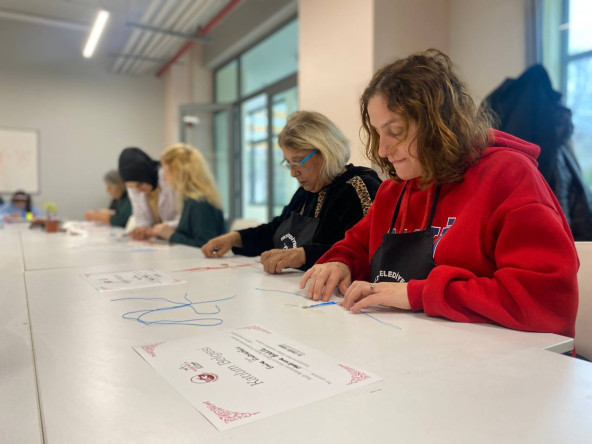 Vatandaşlarımız, KARINCA El Emeği Eğitim Birimi'nin Fındıkzade'deki Makrome Bileklik Atölyesi'nde Kendi Tasarımlarını Oluşturuyor