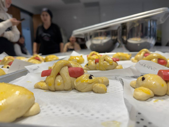 Silivrikapı'da KARINCA El Emeği Eğitim Birimimiz ile Anneler ve Çocuklarımız İçin “Sosisli Tavşan Poğaça” Keyfi
