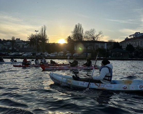 Kano ve Kürek Sporları Merkezi'nde Su Sporları Eğitimlerimiz, Vatandaşlarımızın Katılımıyla Devam Ediyor