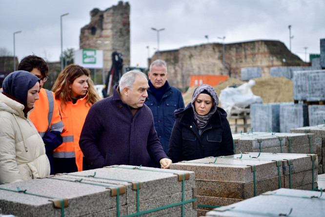 Başkan Turan, Topkapı Kaleiçi Meydanı'ndaki Çalışmaları İnceledi