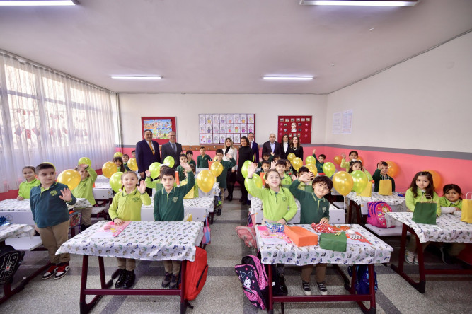 Başkan Turan, Riyaziyeci Salih Zeki İlkokulu Öğrencilerimizin Karne Heyecanına Ortak Oldu