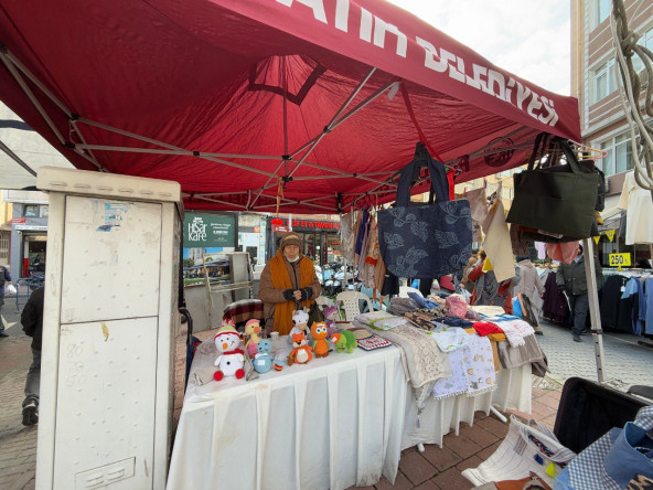 KARINCA El Emeği Eğitim Birimi Kursiyerlerimiz, El İşlerini Çarşamba Pazarı'nda Ziyaretçilerin Beğenisine Sunuyor