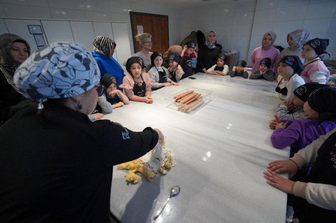 Silivrikapı'da Anne ve Çocuklarımız İçin Lezzetli Bir Buluşma: KARINCA El Emeği Eğitim Birimi'nden “Ayıcık Kurabiye” Yapımı Etkinliği