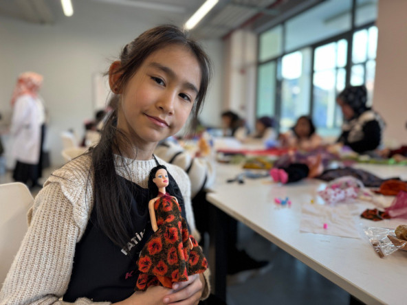 KARINCA El Emeği Eğitim Birimi'nden Anneler ve Çocuklarımıza Özel Bir Buluşma: Fındıkzade'de “Oyuncak Bebeğime Kıyafet Dikiyorum” Etkinliği