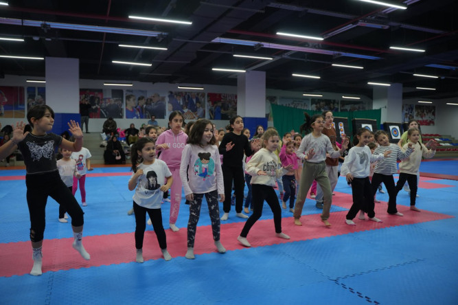 Çocuklarımız, Neslişah Sultan Spor Merkezi'nde Düzenlenen Zumba Etkinliğiyle Keyifli Anlar Yaşıyor