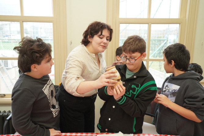 Miras Fatih ile Bâlâ Külliyesi Muvakkithânesi'nde Çocuklarımıza Yönelik Seramik Restorasyonu Eğitimi