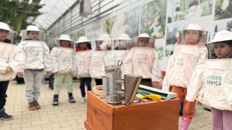 Yedikule Bahçe'de Çocuklarımızla Doğa Keşfi: “Arıcılık Eğitimi”