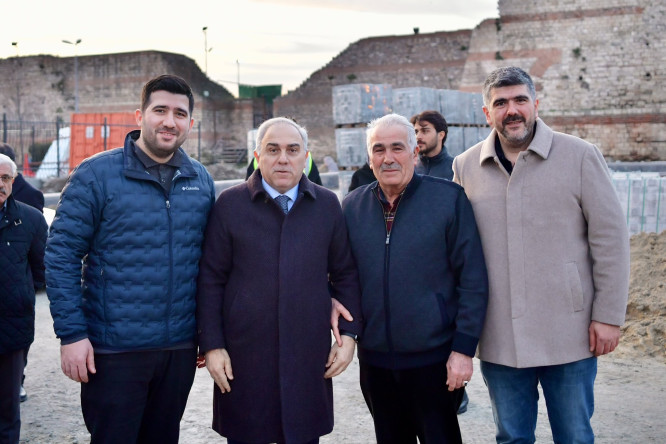 Başkan Turan, Topkapı Kaleiçi Meydanı'nda Devam Eden Çalışmaları İnceledi