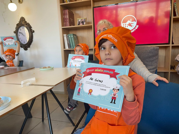 Yadigâr Kahvesi'nde İki Nesil Buluşması: Minik Şeflerle Mutfakta Lezzet Yolculuğu