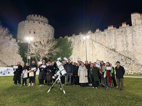 Bilim Fatih'ten Efsaneleriyle Ünlü Yedikule Hisarı'nda Gökyüzü Buluşması: Mars ve Jüpiter Gözlemlendi