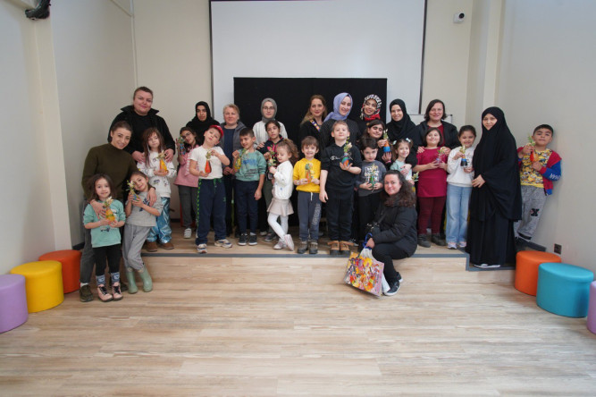 Silivrikapı Çocuk Kütüphanesi'nde Miniklerimiz İçin Doğal Malzemelerle Geri Dönüşüm Vazoları Yapımı