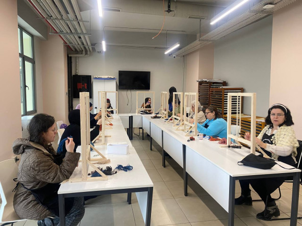 KARINCA El Emeği Eğitim Birimi ile Geleneksel Dokuma Sanatı: Kilimden Halıya Yolculuk Fındıkzade'de Hayat Buluyor