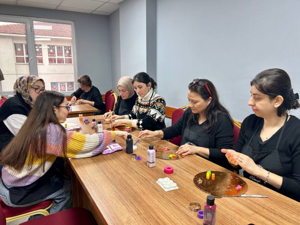 Vatandaşlarımız, KARINCA El Emeği Eğitim Birimi'nin Hekimoğlu'ndaki Polimer Kil Atölyesi'nde Özgün Tasarımlarını Oluşturuyor