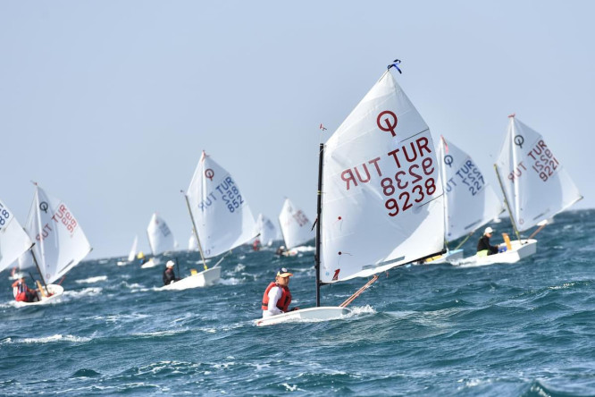 Fatih Belediyesi'nden Gençlerimize Optimist Yelken Eğitimi