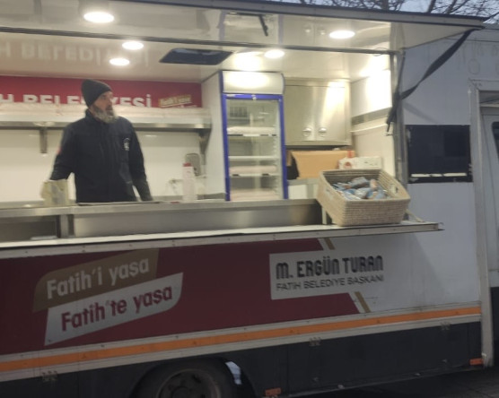 6 Şubat Depremlerinde Hayatını Kaybedenler İçin Fatih Camii'nde Hatim Duası ve Fatih Belediyesi'nden Çorba İkramı