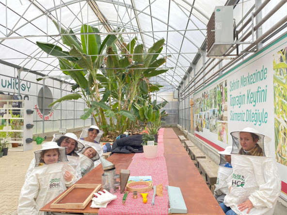 Yedikule Bahçe'de Anneler ve Çocuklarımızla Doğa Buluşması: “Arıcılık Eğitimi”