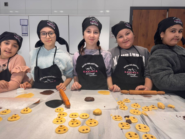 Silivrikapı'da Anne ve Çocuklarımız İçin Lezzetli Bir Buluşma: KARINCA El Emeği Eğitim Birimi'nden “Sevimli Köpek Kurabiye” Yapımı Etkinliği