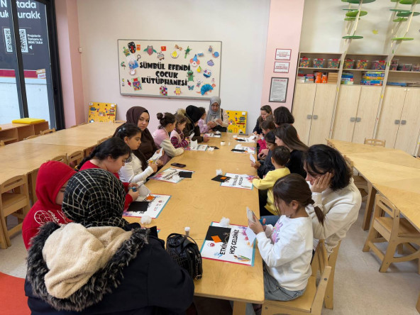 Anneler ve Çocuklarımız, Sümbülefendi Çocuk Kütüphanesi'nde Kardan Adam Anahtarlıklarıyla Keyifli Anlar Yaşadı