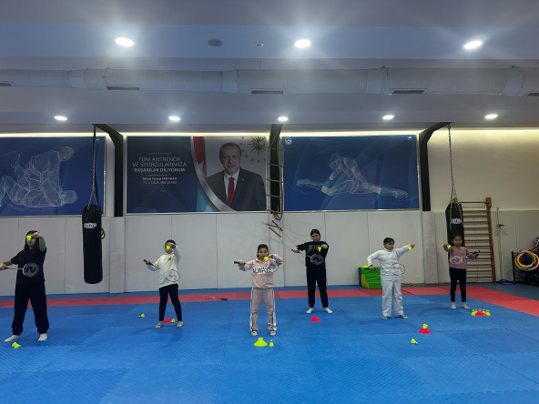 Hız, Koordinasyon ve Eğlence Bir Arada: Çocuklarımız Draman Yüzme Havuzu ve Spor Merkezi'nde Badminton ile Buluşuyor