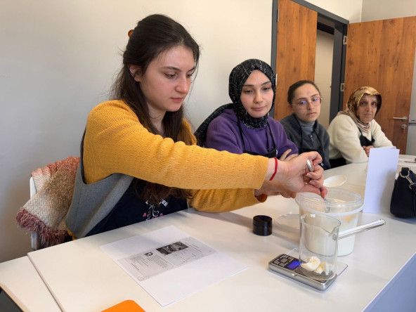 KARINCA El Emeği Eğitim Birimi ile Sağlıklı Yaşam: Silivrikapı'da Aromaterapi Eğitimi