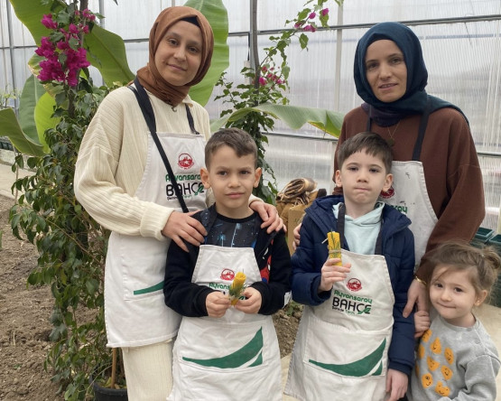 Minik Arıcılarımız, Ayvansaray Bahçe'de Hem Eğlenerek Hem Öğrenerek Özgün Bal Mumlarını Hazırladı