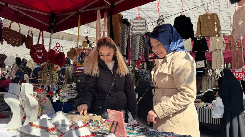 KARINCA El Emeği Eğitim Birimi Kursiyerlerimiz, El İşlerini Çarşamba Pazarı'nda Ziyaretçilerin Beğenisine Sunuyor