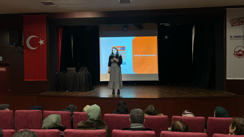 Vatandaşlarımız Zübeyde Hanım Kültür Merkezi'nde Teknolojiyle Buluşuyor: FitFatih'ten Dijital Okuryazarlık Eğitimi