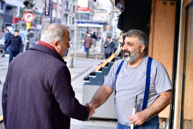 Başkan Turan, Divanyolu Caddesi'nde Fatihli Esnaf ve Vatandaşlarla Bir Araya Geldi