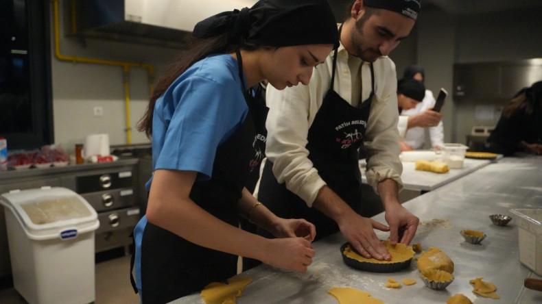KARINCA El Emeği Eğitim Birimi ve Bezmialem Üniversitesi Gastronomi Kulübü İş Birliğiyle GastroSanat'ta Meyveli Tart Atölyesi