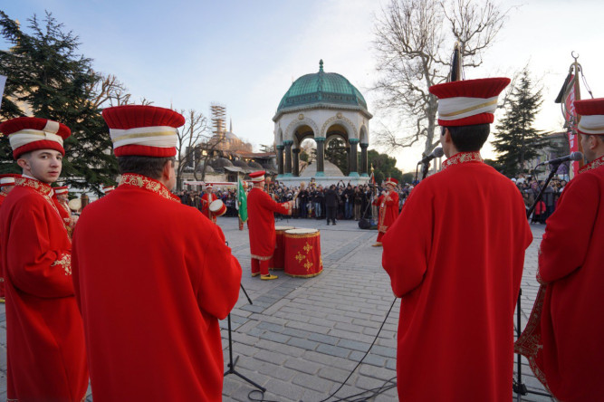 Sultanahmet'te Geleneksel Ramazan Topu Atışıyla İlk Oruçlar Açıldı