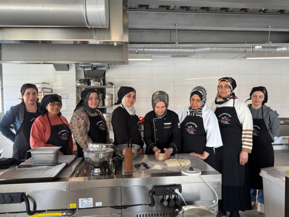 KARINCA El Emeği Eğitim Birimi'nden Ramazan Pidesi: Silivrikapı'da Geleneksel Lezzetin Hikâyesi ve Yapımı