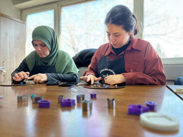 Vatandaşlarımız, KARINCA El Emeği Eğitim Birimi'nin Yavuz Selim'deki Polimer Kil Çalışması'nda Kendi Tasarımlarını Keyifle Şekillendiriyor