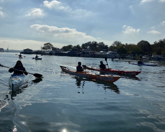 Üniversite Öğrencilerimiz, Fatih Belediyesi Kano ve Kürek Sporları Merkezi'nde Kano Heyecanını Yaşadı