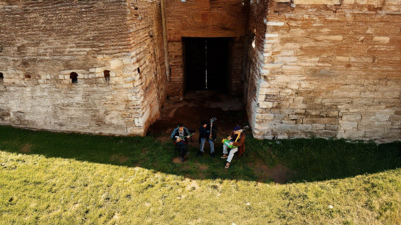 Efsaneleriyle Ünlü Yedikule Hisarı'ndan Ezgiler Yükseliyor, Hikâyeler Melodilerle Buluşuyor. “7 Kule 7 Nota”nın Yeni Bölümü Yayında!