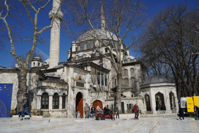 Fatih Belediyesi'nden Mübarek Ramazan'a Özel Cami ve Türbe Gezisi