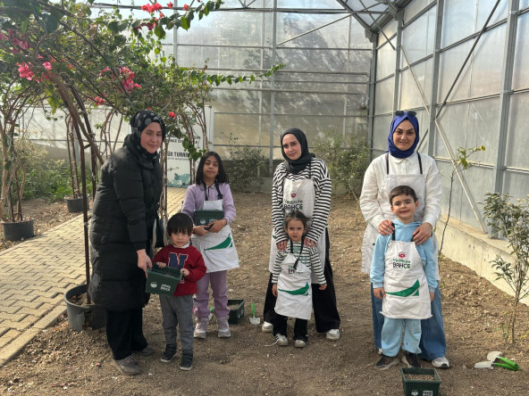 Yedikule Bahçe'de Minik Çiftçilerimiz İlk Tohumlarını Toprakla Buluşturuyor