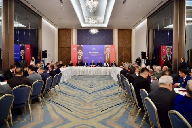 Fatih İlçesi Muhtarlar Toplantısı, Vali Gül'ün Başkanlığında ve Başkan Turan'ın Katılımıyla Neslişah Sultan Kültür Merkezi'nde Gerçekleştirildi