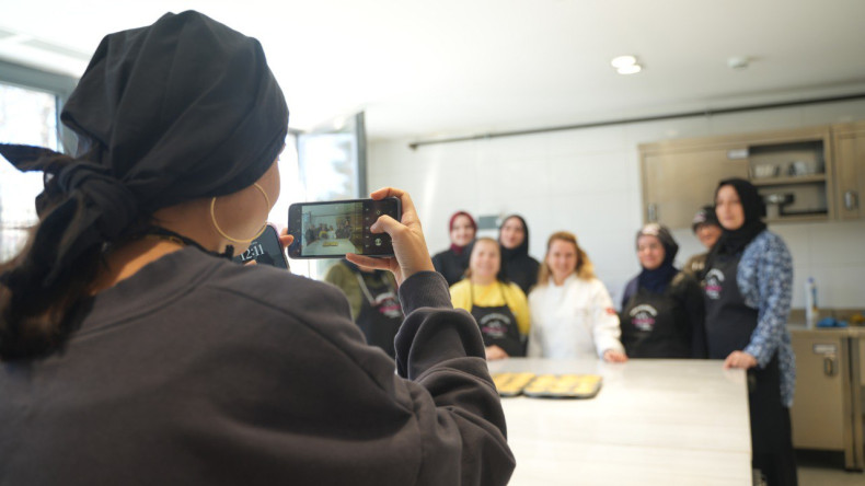 KARINCA El Emeği Eğitim Birimi'nden Ramazan Sofralarının Vazgeçilmez Lezzetleri: Silivrikapı'da Cevizli Kadayıf Eğitimi