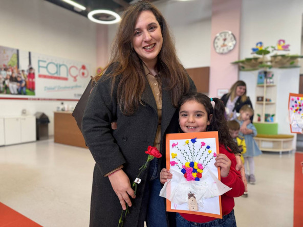 Minik Eller Anneleri İçin Buluştu: Sümbül Efendi Çocuk Kütüphanesi'nde El Emeği Buketler Hazırlandı