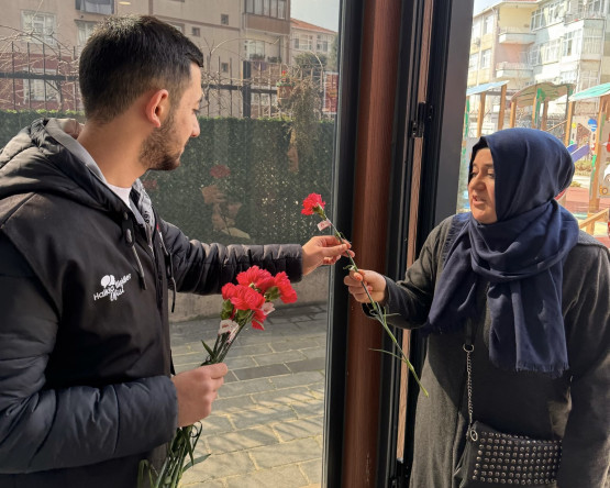 Halkla İlişkiler Ofisi Ekibimizden 8 Mart Dünya Kadınlar Günü'nde Mesai Arkadaşlarımıza ve Vatandaşlarımıza Çiçek Takdimi ve Hediyeler