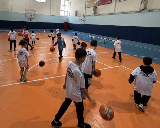 Fatih Belediyesi Kış Spor Okulları Genç Yeteneklerimizi Keşfetmeye Devam Ediyor