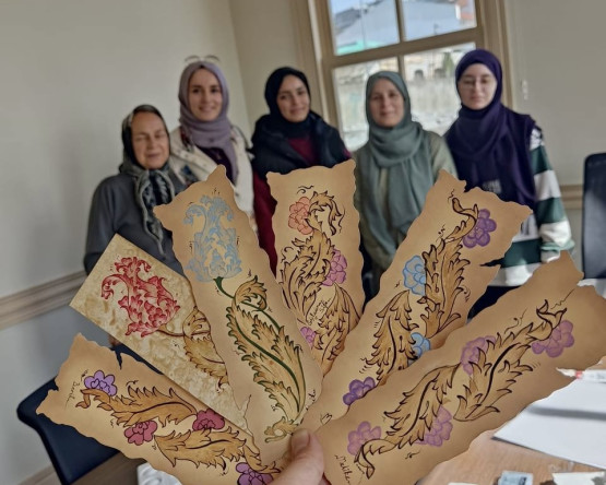 Bâlâ Külliyesi Muvakkithânesi'nde Miras Fatih ile Tezhip Sanatı: Saz Yolu Motifli Ayraç Tasarımı