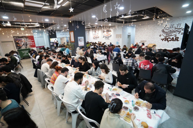 Fatih'in Kütüphanelerinde Ramazan Bereketi: Gençlerimiz İftar ve Sahur Sofralarında Buluşuyor